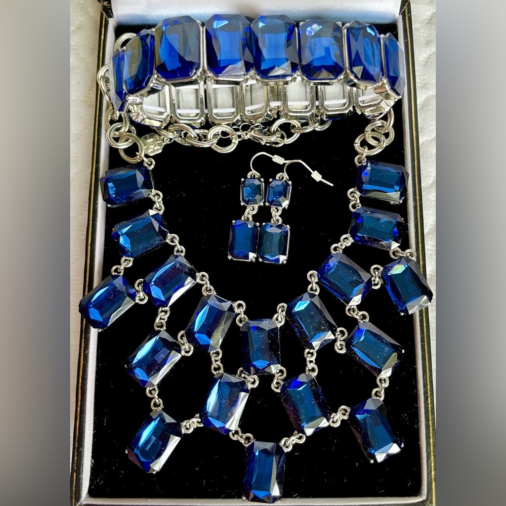 LIKE NEW! Glass Bead Necklace, Earrings & Bracelet Set!